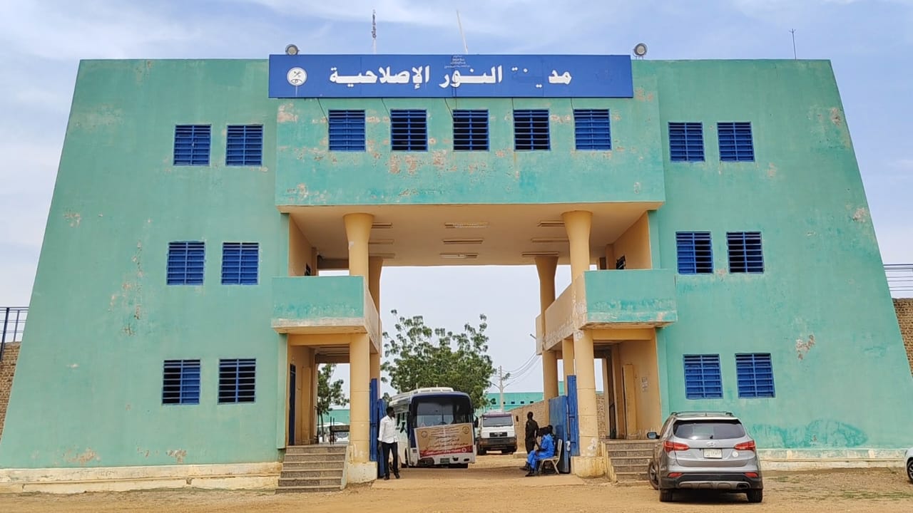 كلية القانون بالجامعة تنظم رحلة علمية إلى مدينة النور الإصلاحية وتؤكد الاهتمام بالتدريب العملي للطلاب