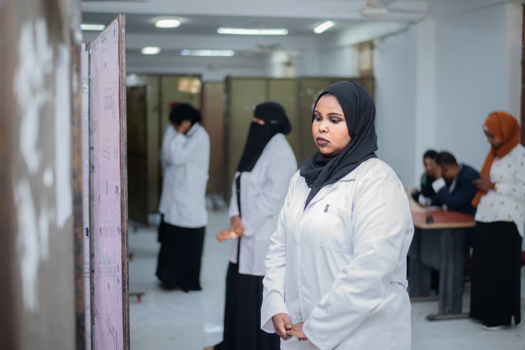 ممثل المجلس الطبي السوداني يشيد بمستوى طلاب كلية الطب ويؤكد تميز البيئة التعليمية بجامعة النيل الأبيض