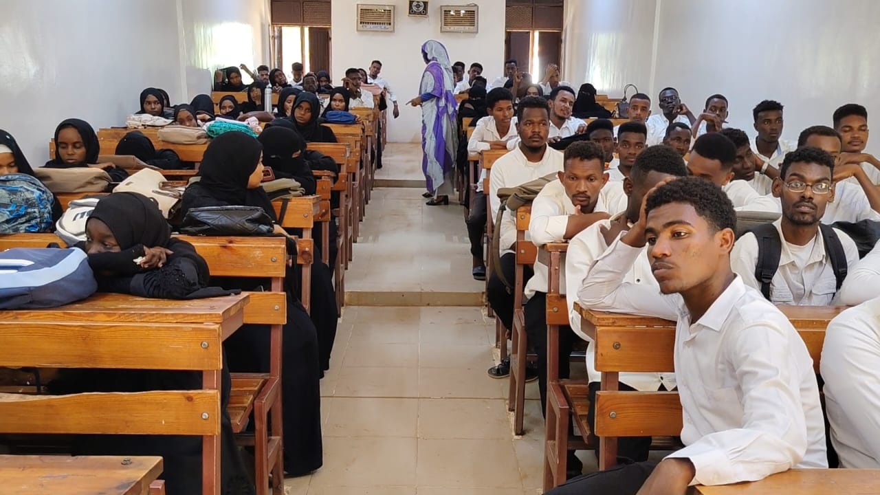 عمادة شؤون الطلاب بجامعة النيل الأبيض تقيم محاضرة توعوية في السلوك والأخلاق والقيم الحميدة